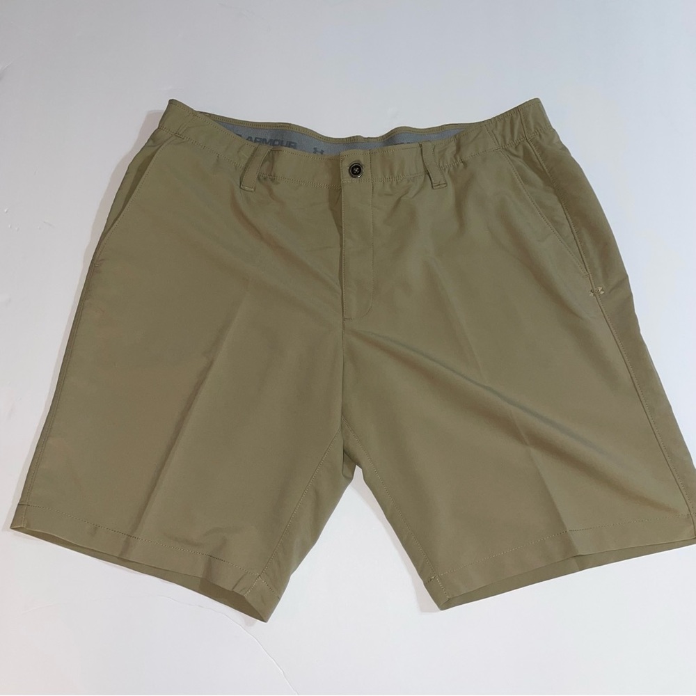 42 Khaki Under Armour Heat Gear polyester shorts